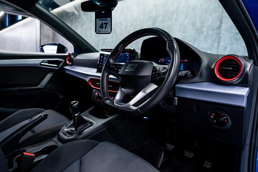 SEAT Ibiza photo 2