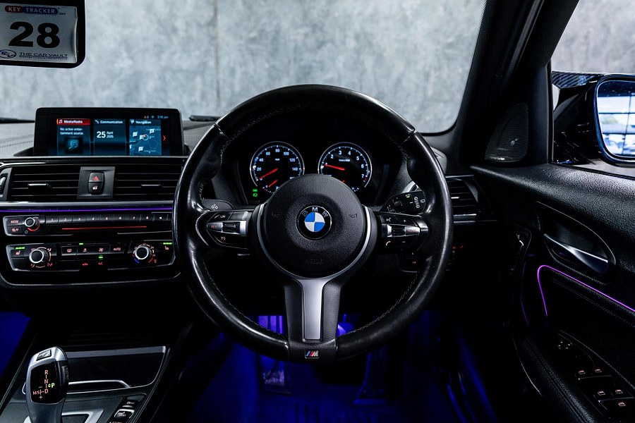 BMW 1 Series photo 2