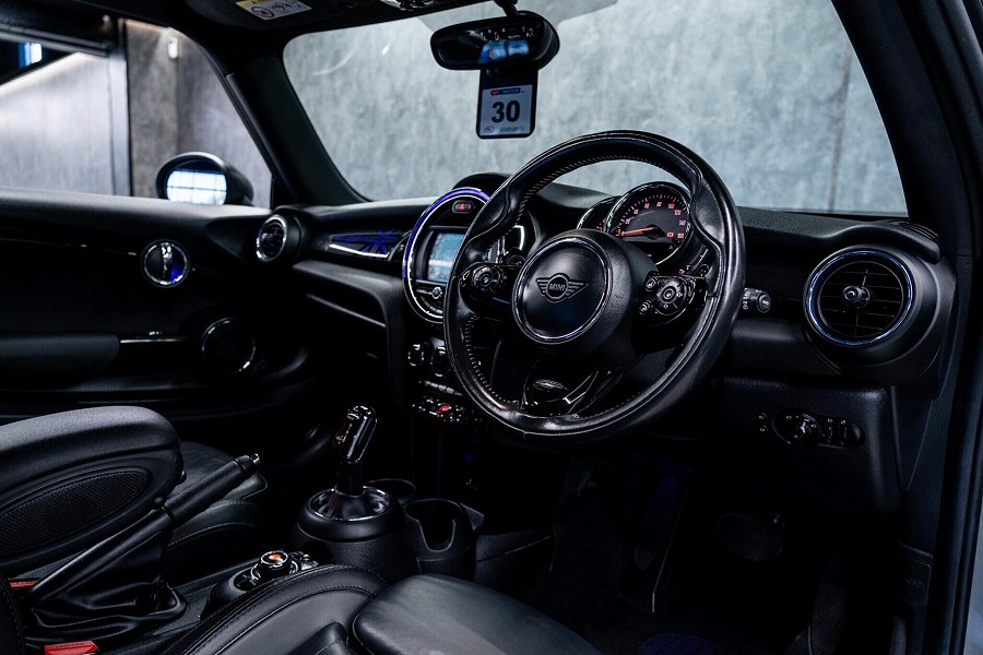 MINI Hatch photo 2