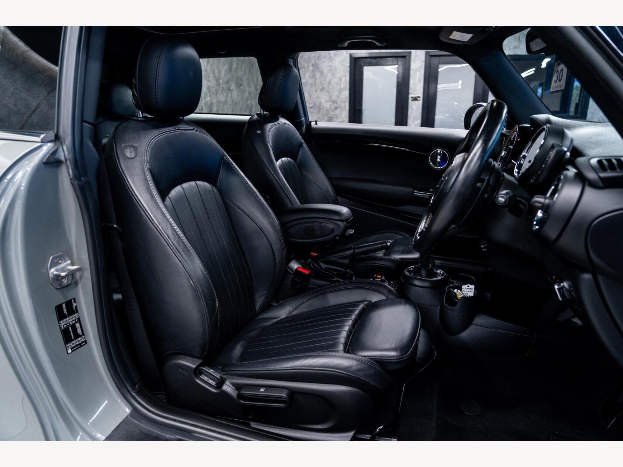 2019 MINI Hatch image 38