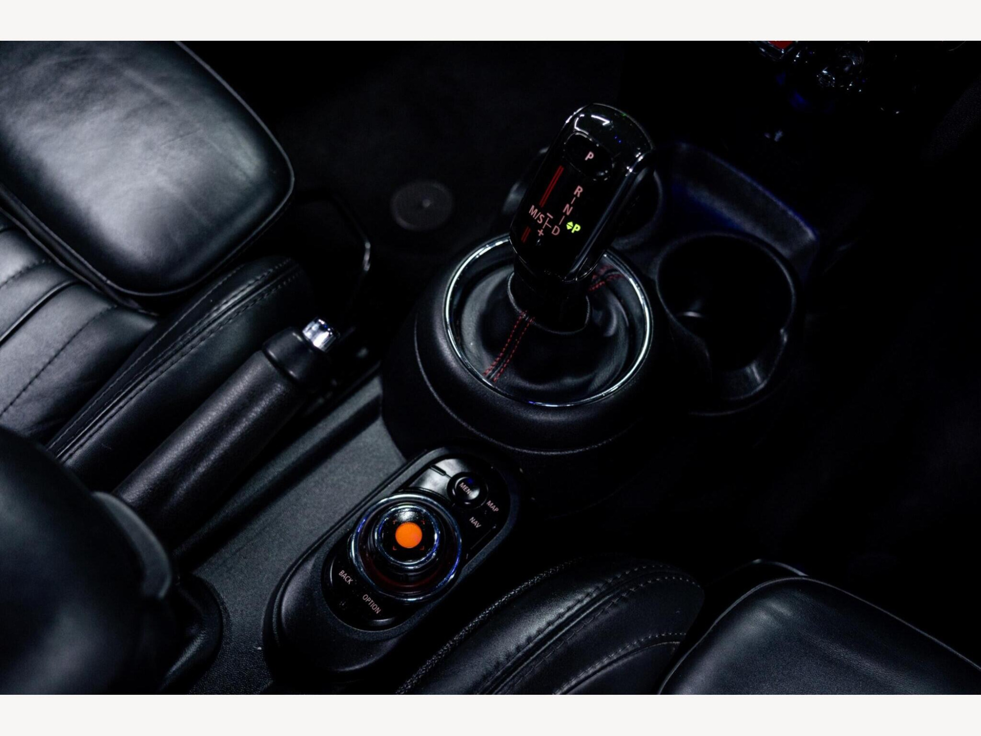 2019 MINI Hatch image 31