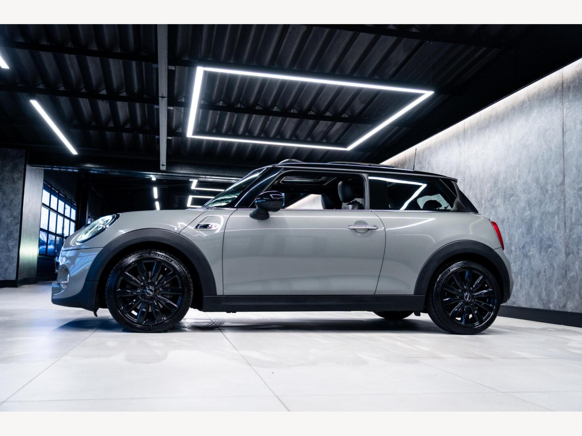 2019 MINI Hatch image 9