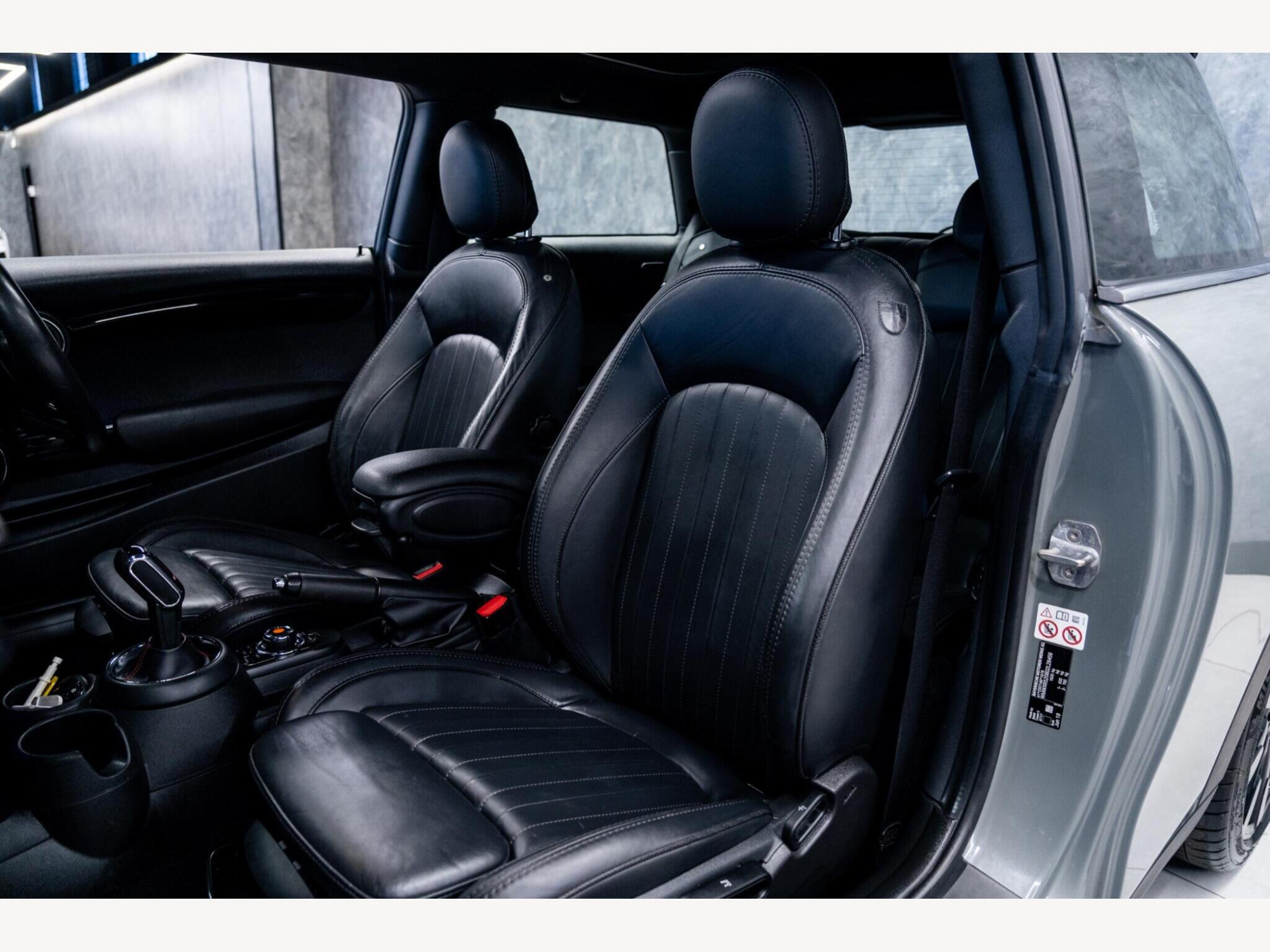 2019 MINI Hatch image 40