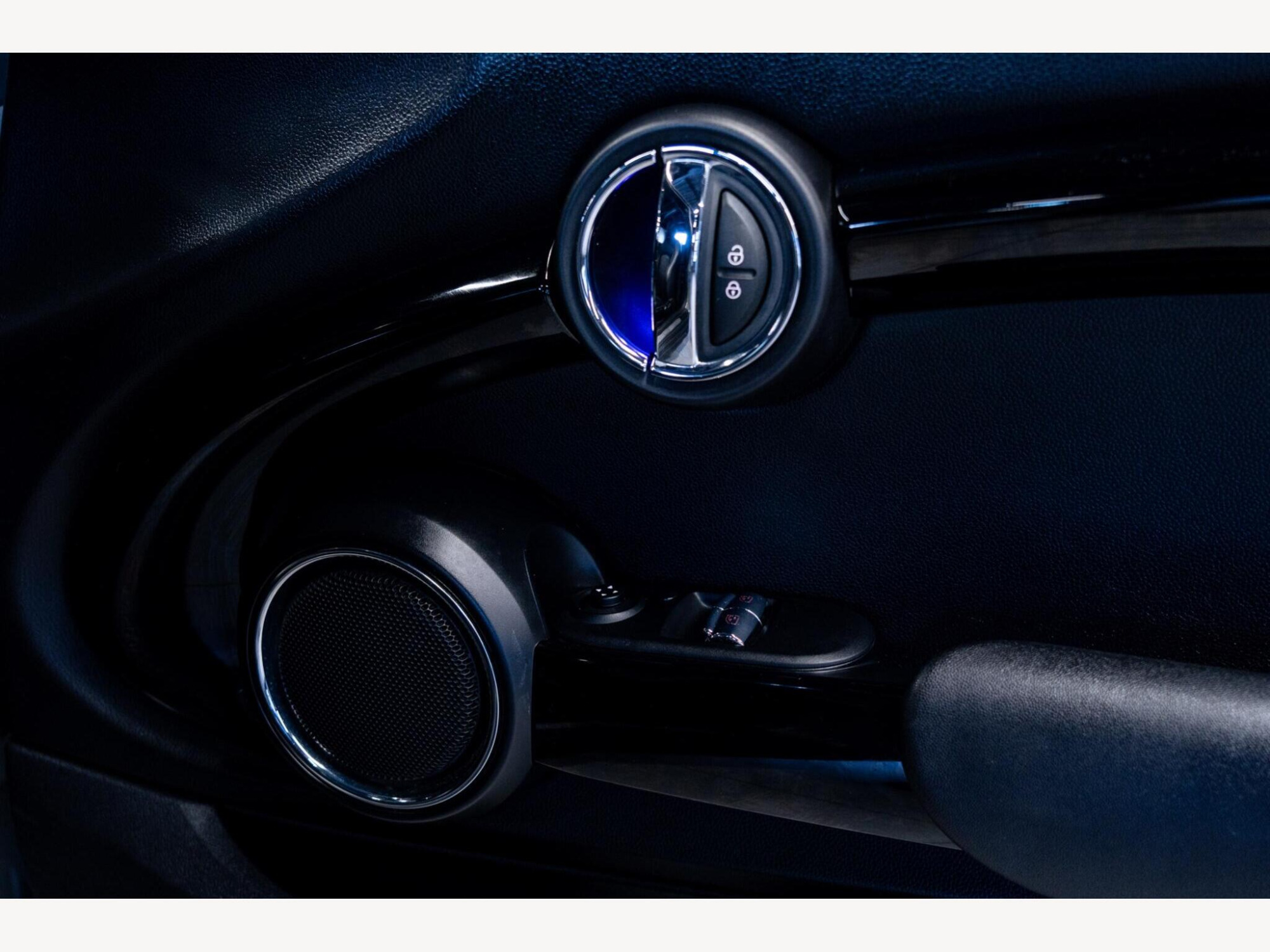 2019 MINI Hatch image 36