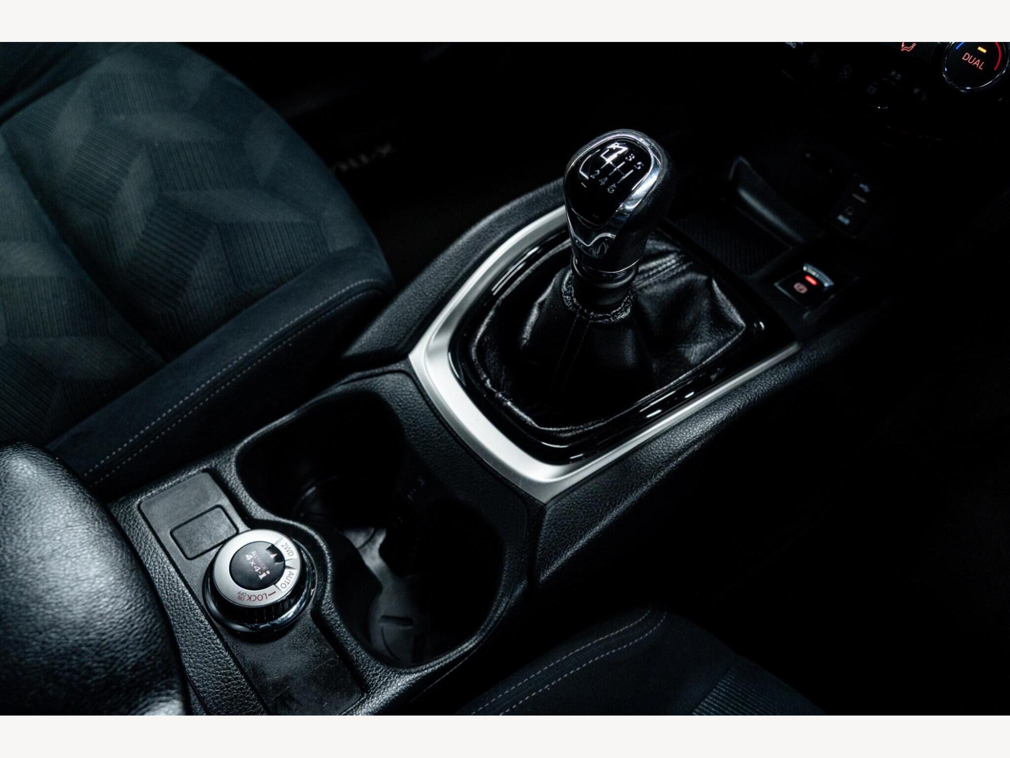 2015 Nissan X-Trail image 24