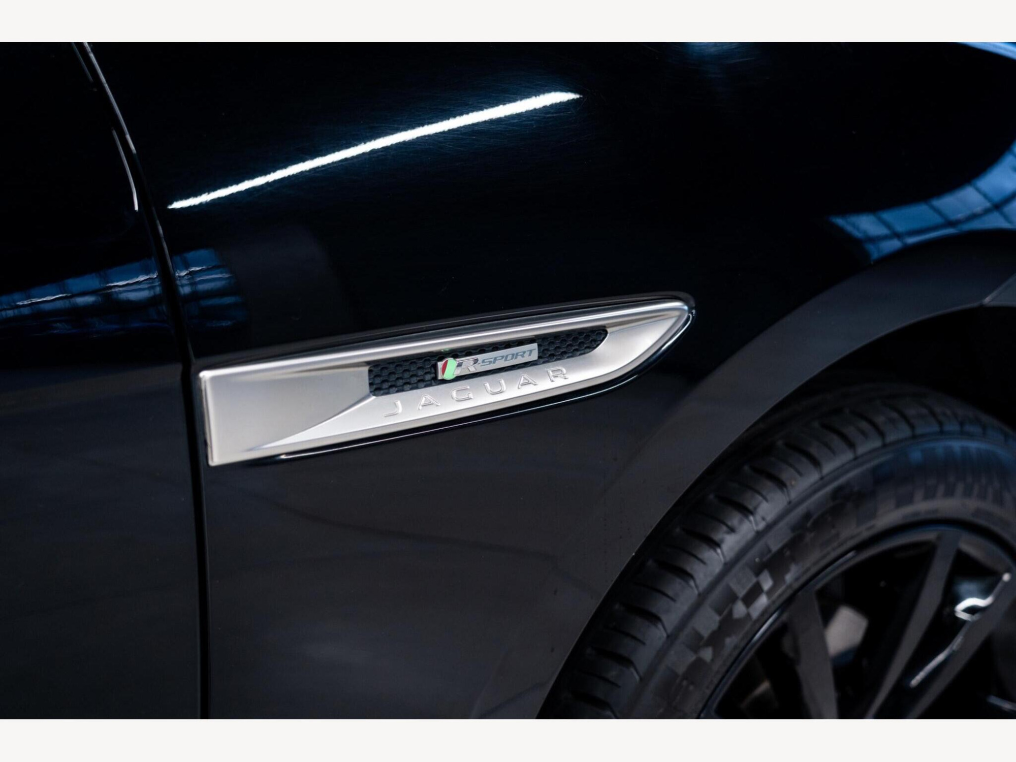 2016 Jaguar F-PACE image 12
