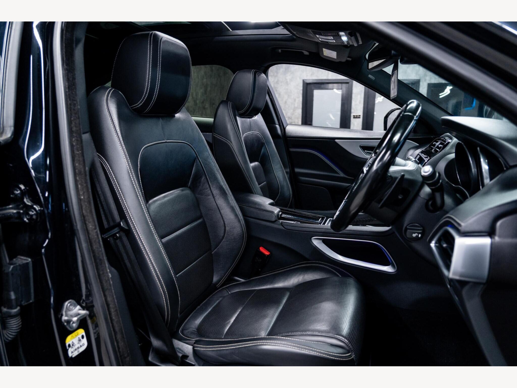 2016 Jaguar F-PACE image 41