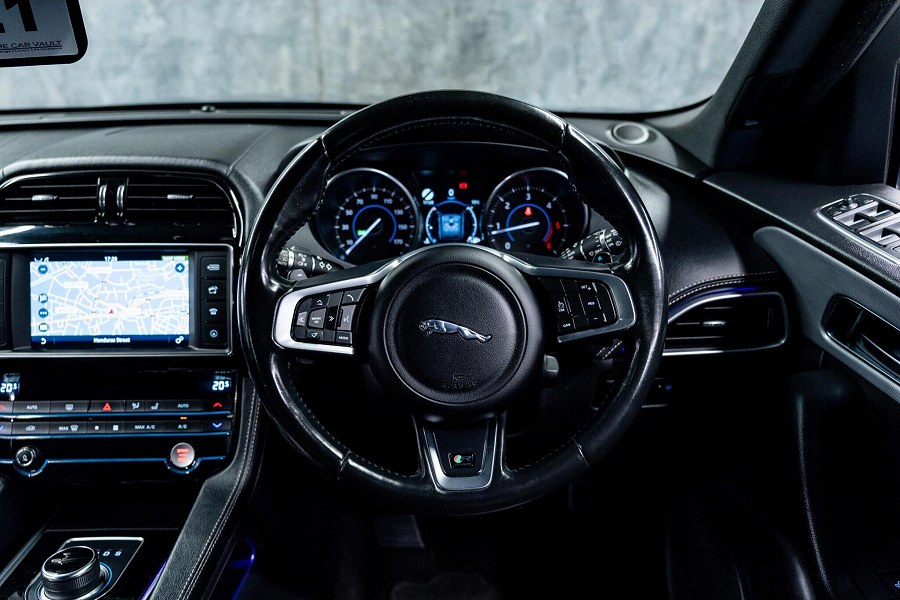 Jaguar F-PACE photo 2