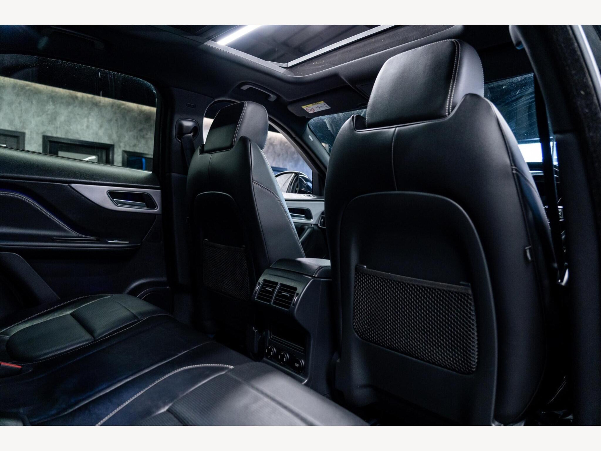 2016 Jaguar F-PACE image 42