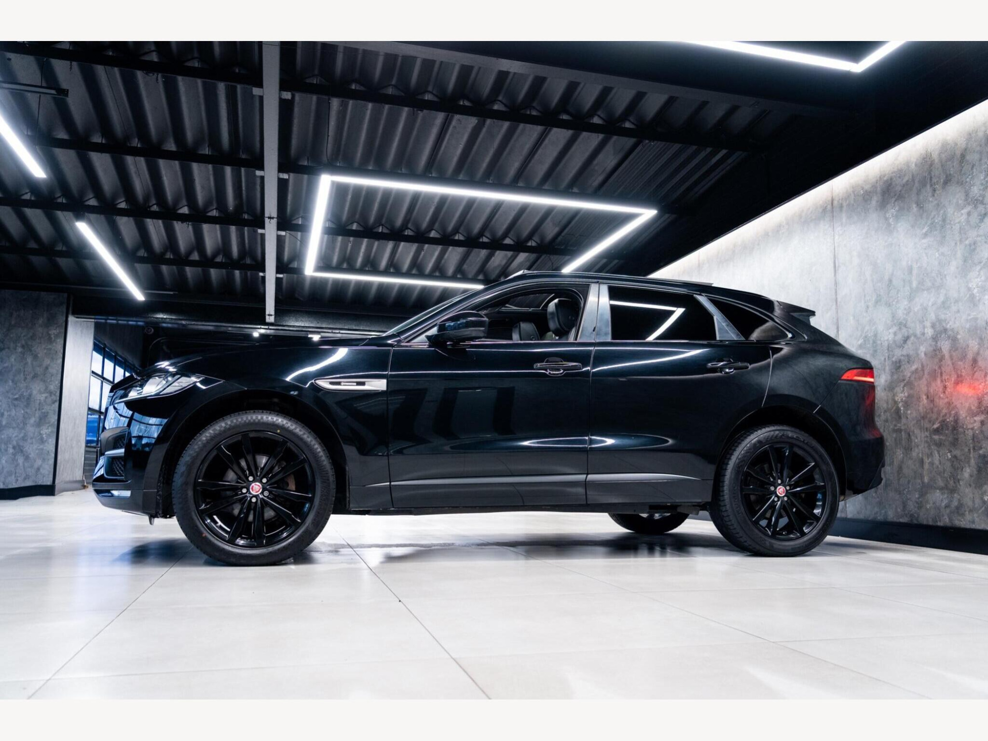 2016 Jaguar F-PACE image 9