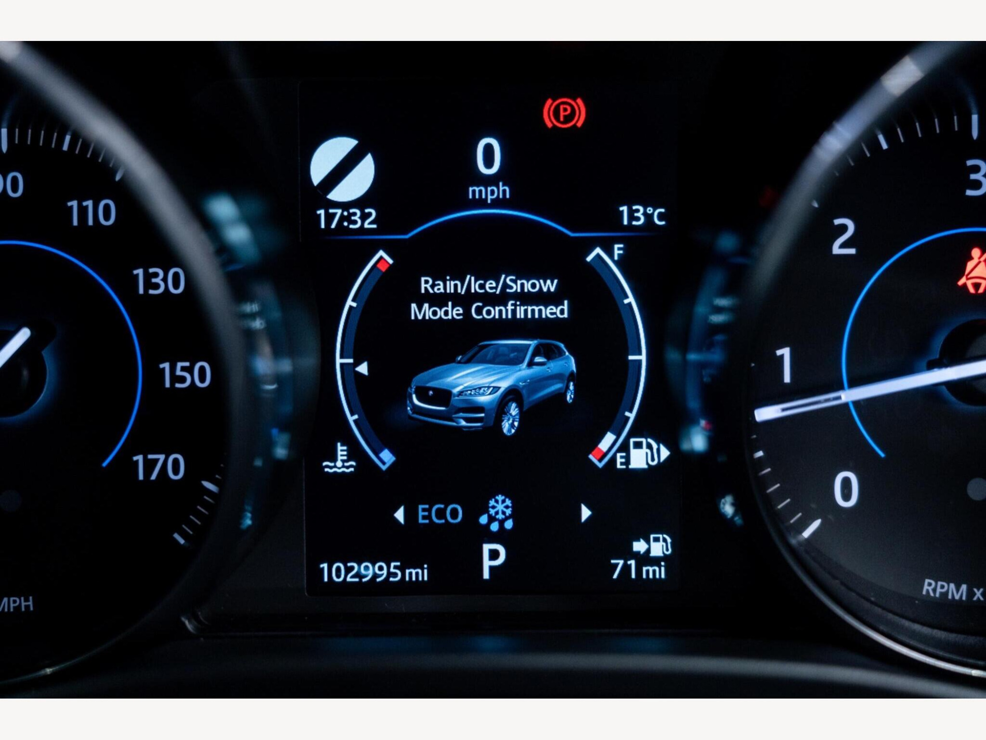 2016 Jaguar F-PACE image 20