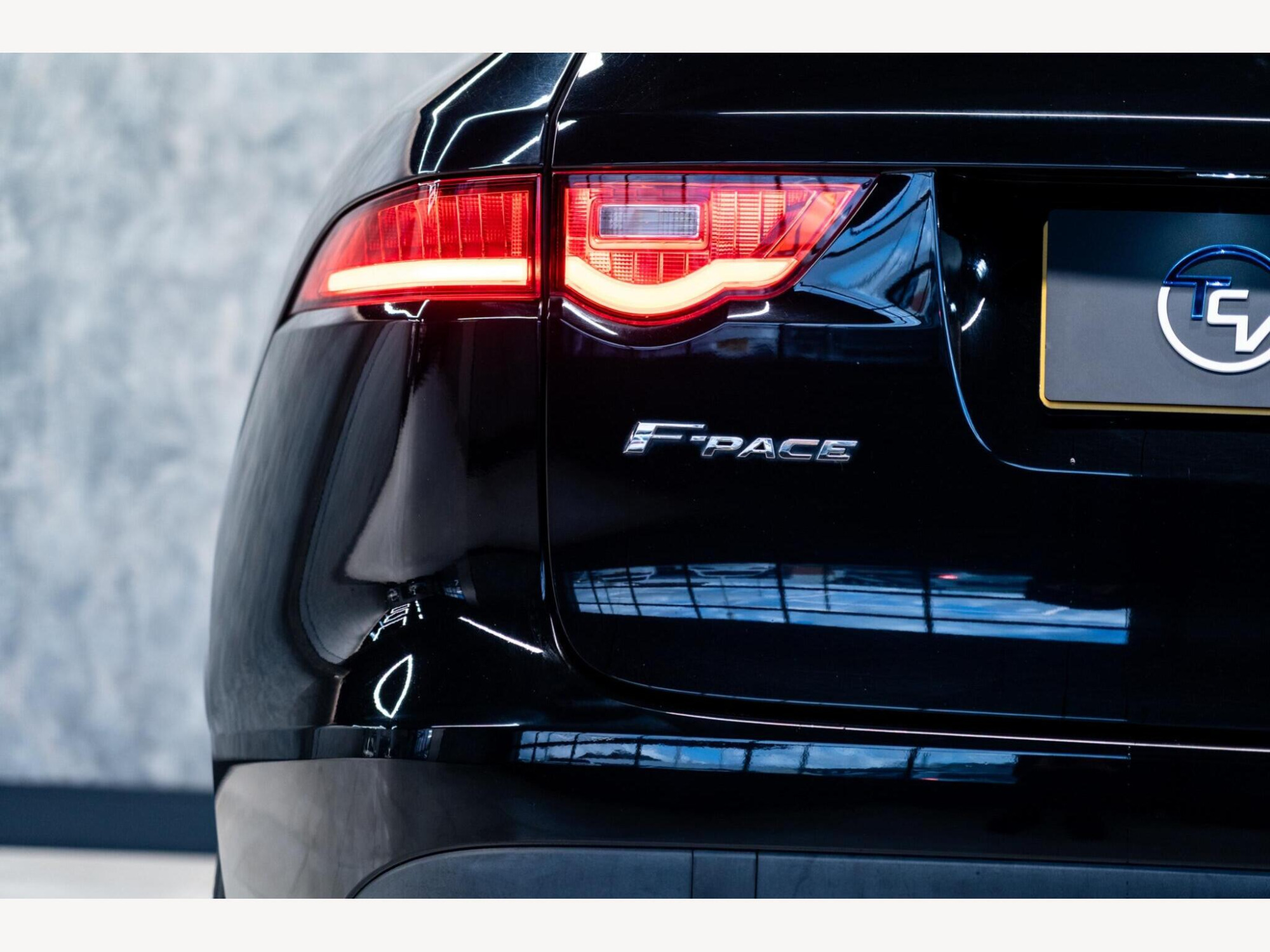 2016 Jaguar F-PACE image 13