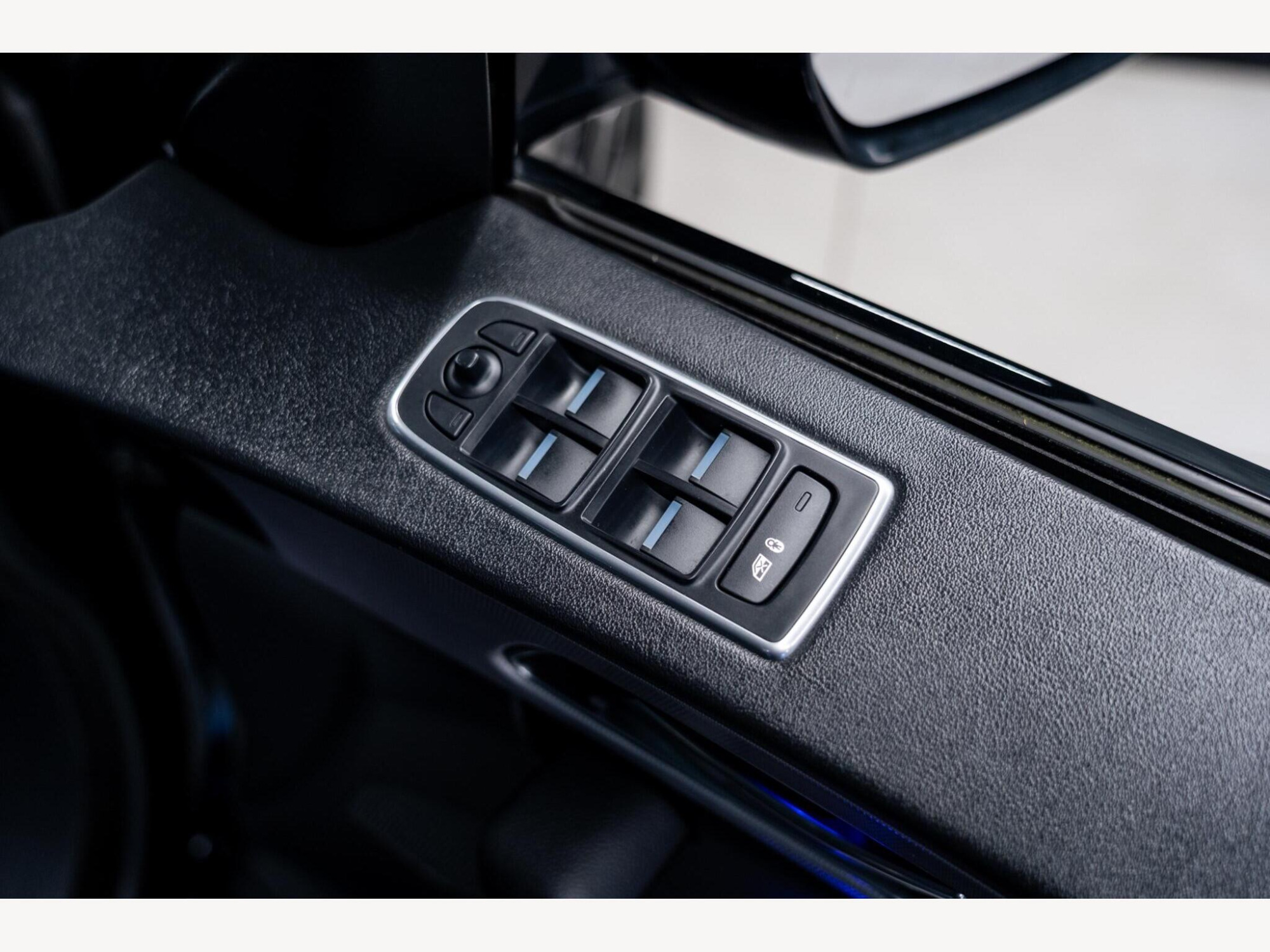2016 Jaguar F-PACE image 37