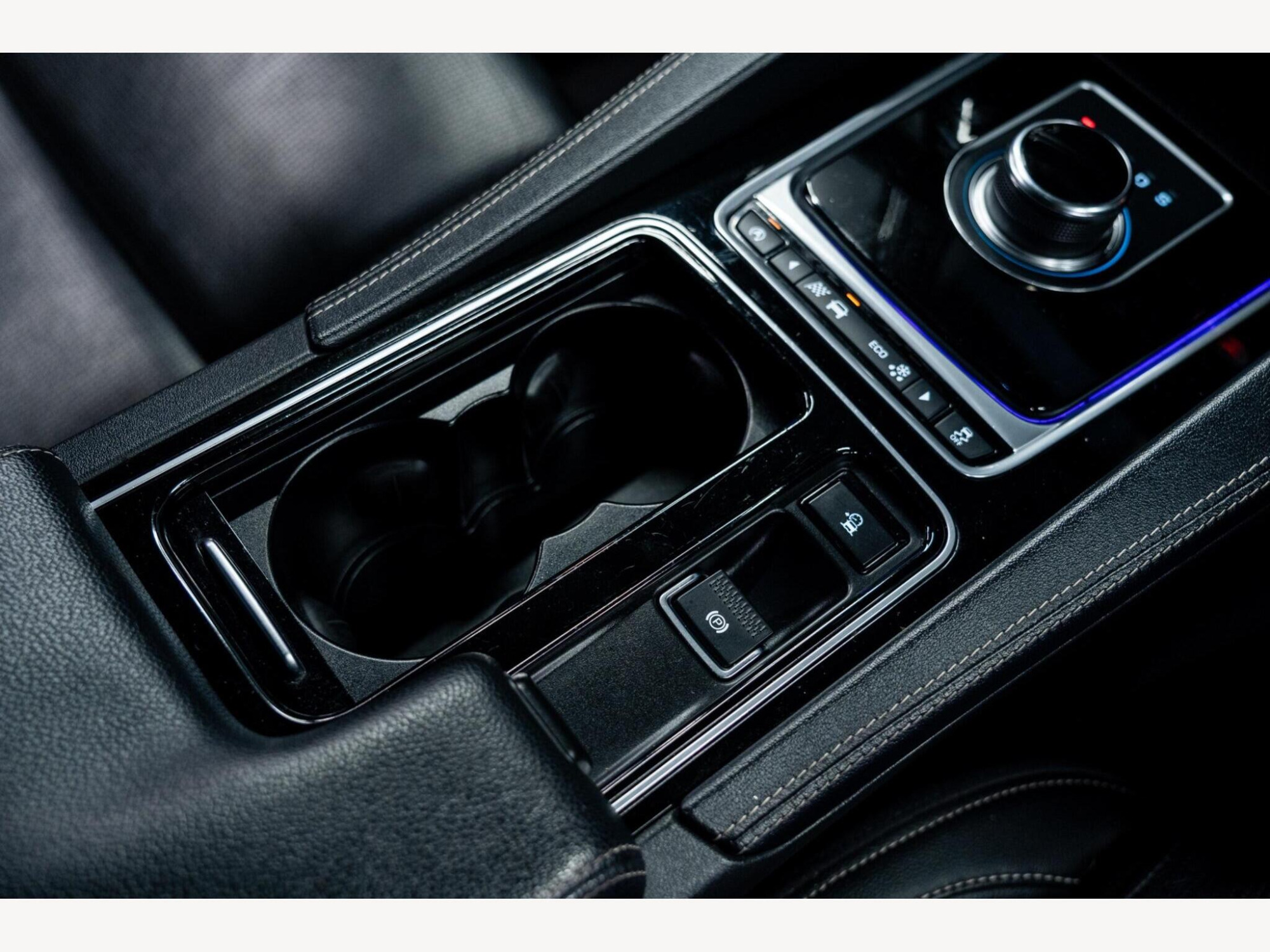 2016 Jaguar F-PACE image 38