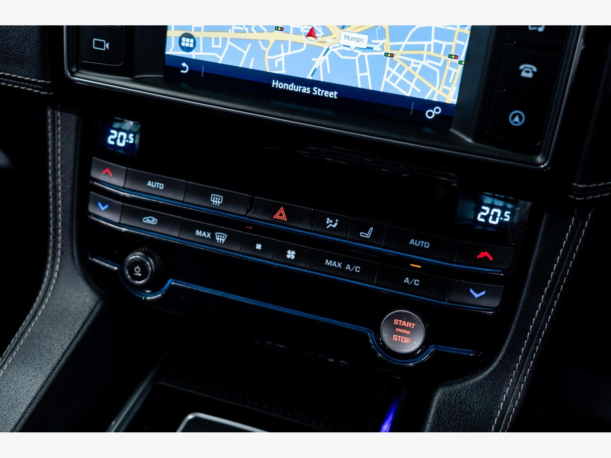 2016 Jaguar F-PACE image 36