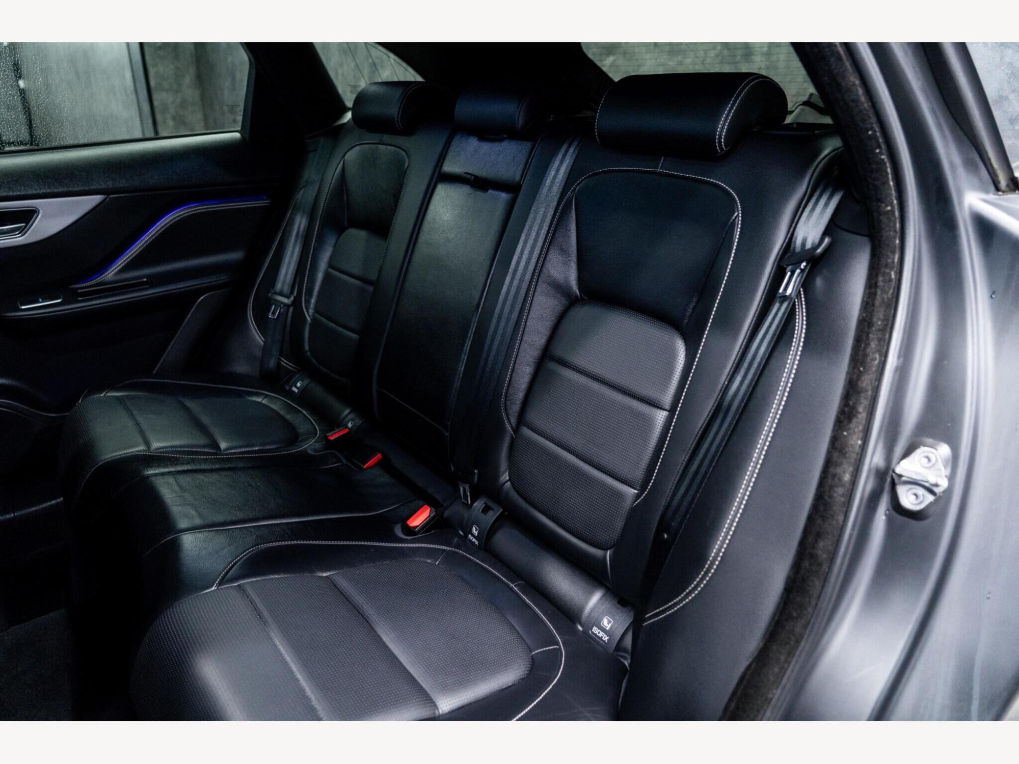 2016 Jaguar F-PACE image 44