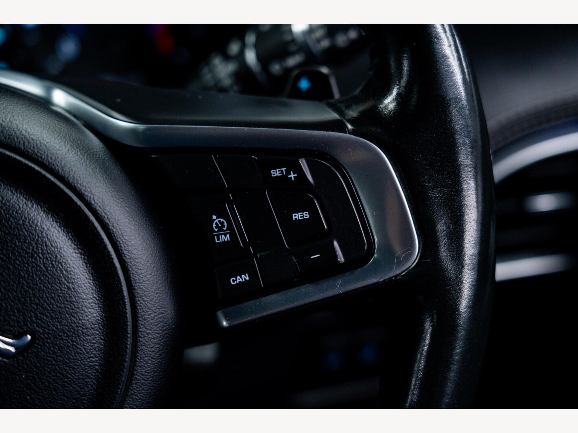 2016 Jaguar F-PACE image 35
