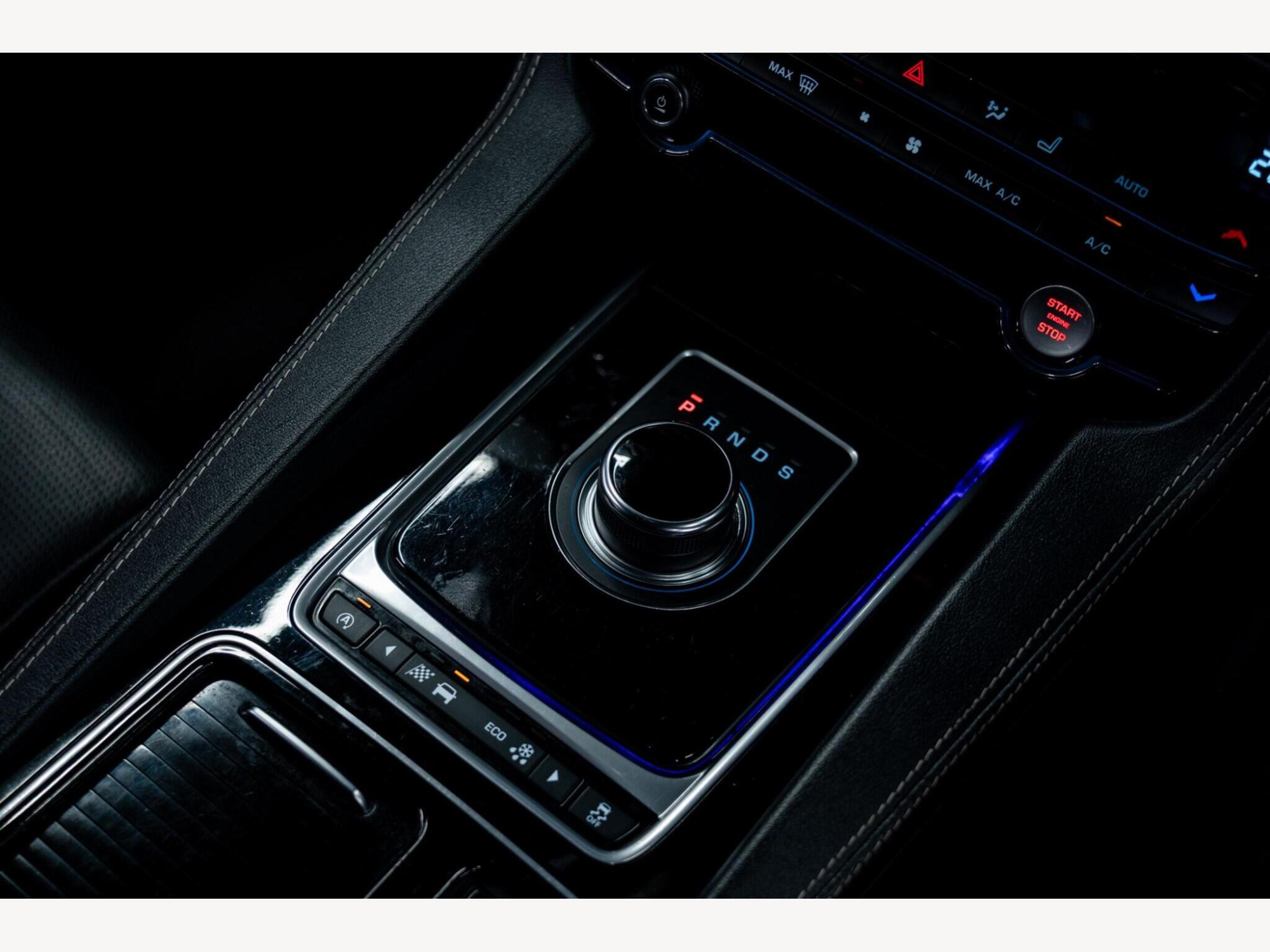 2016 Jaguar F-PACE image 34