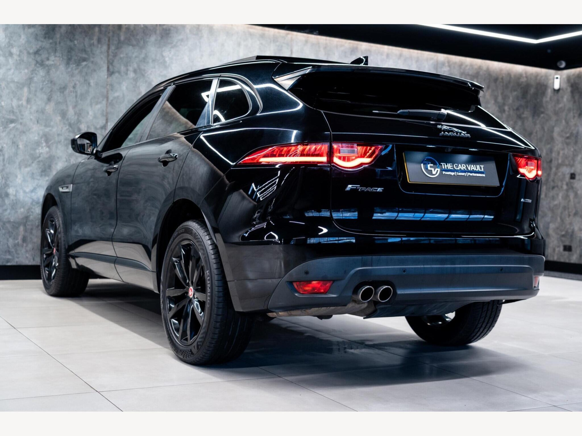 2016 Jaguar F-PACE image 6