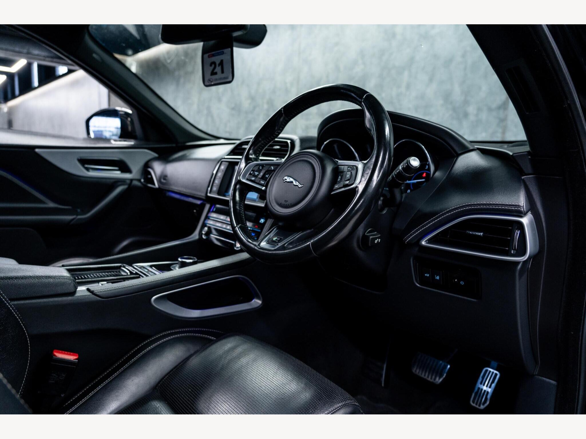 2016 Jaguar F-PACE image 16