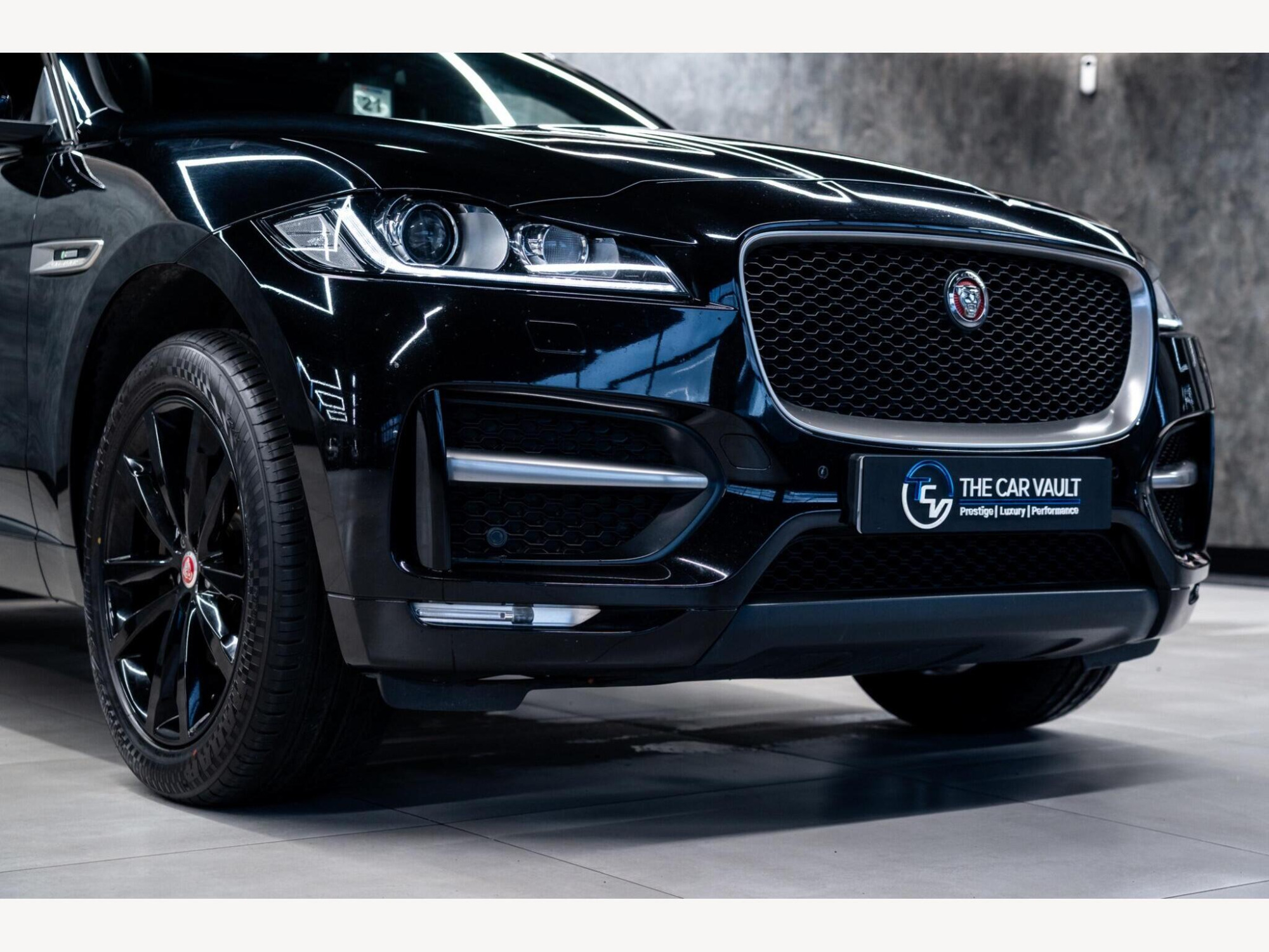 2016 Jaguar F-PACE image 10