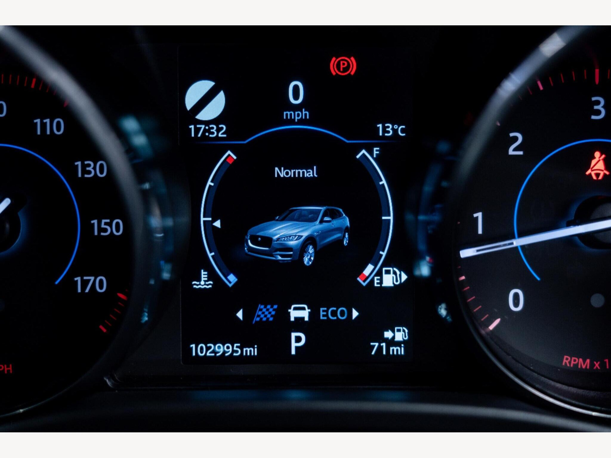 2016 Jaguar F-PACE image 18