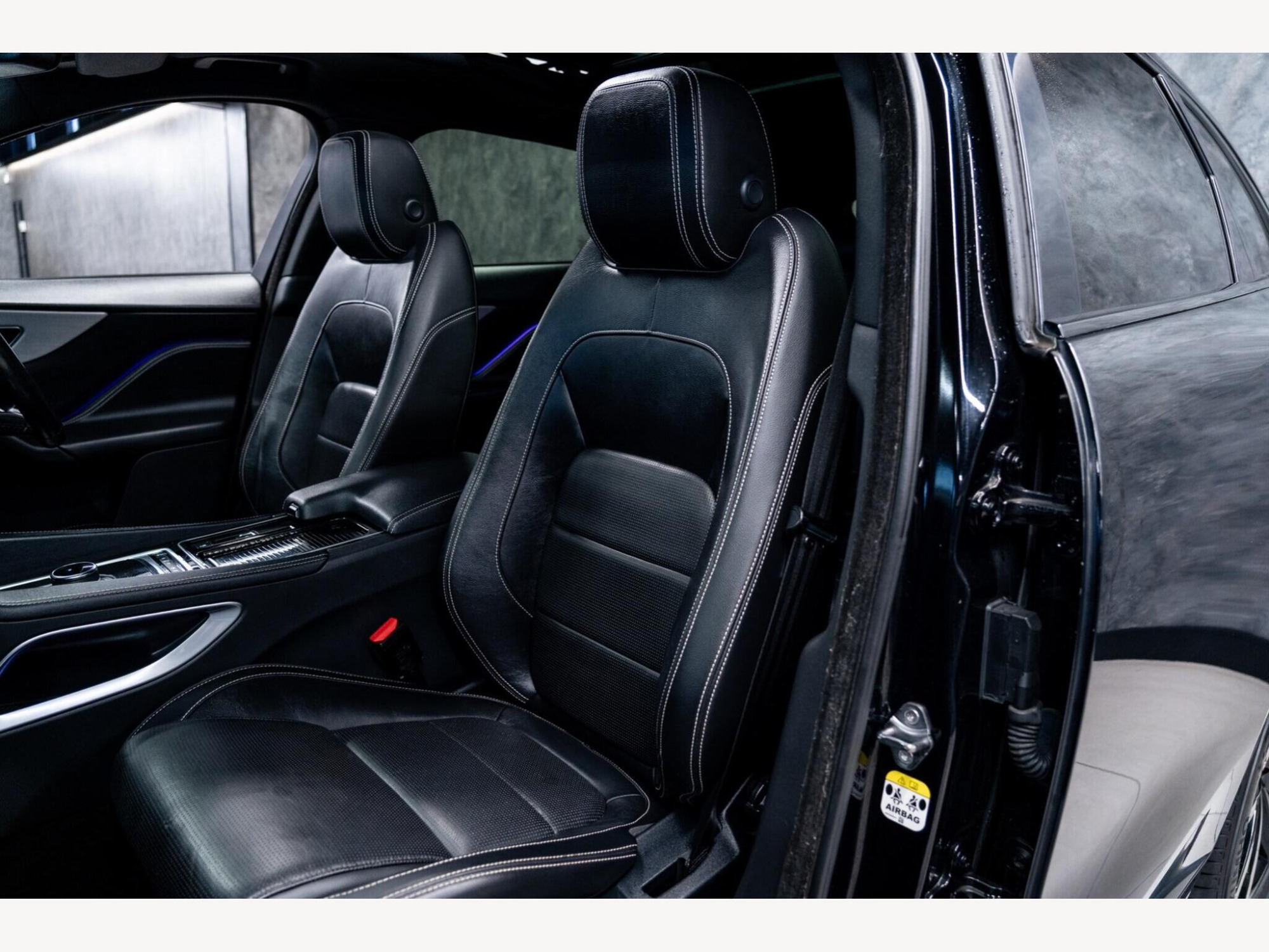 2016 Jaguar F-PACE image 43