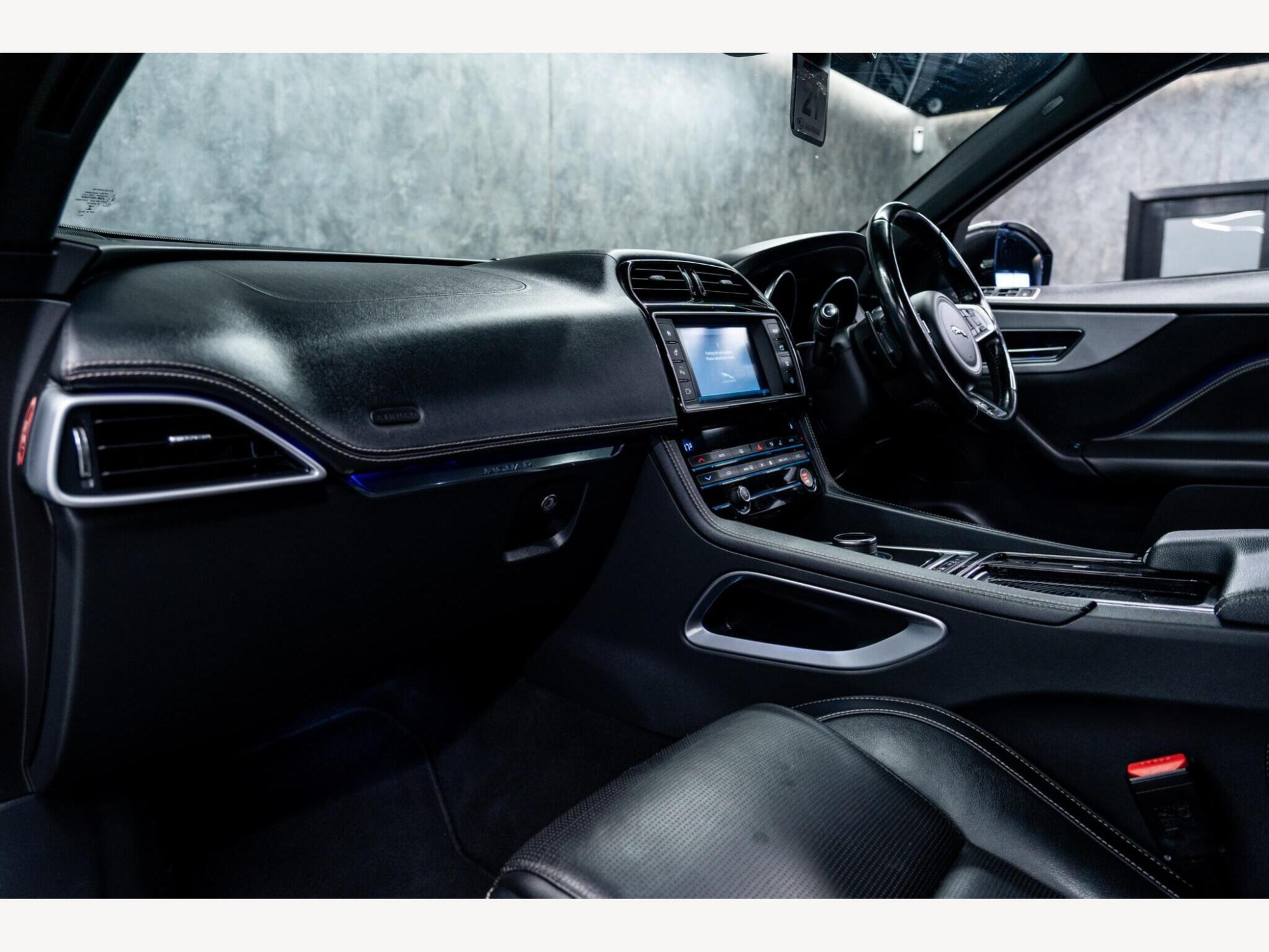 2016 Jaguar F-PACE image 39