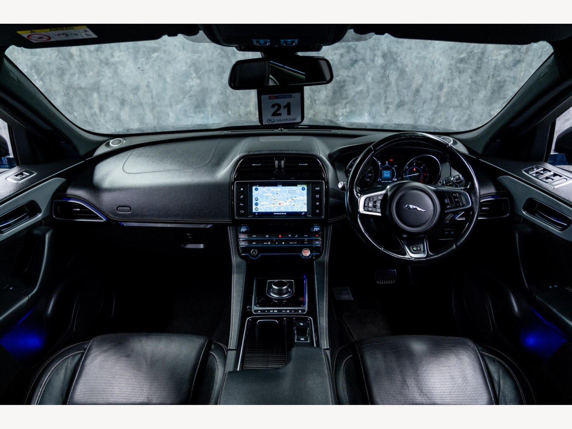2016 Jaguar F-PACE image 21
