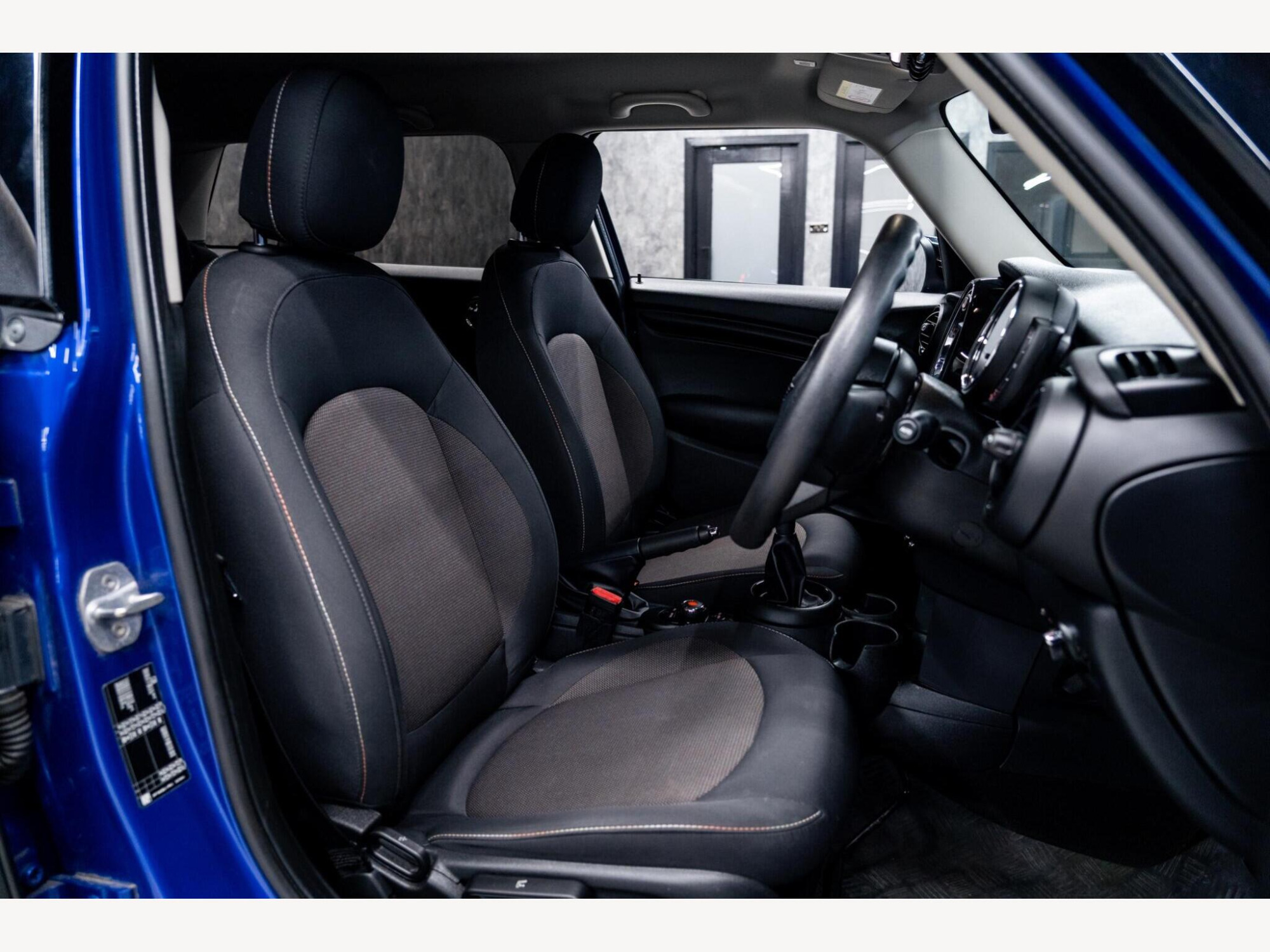 2019 MINI Hatch image 32