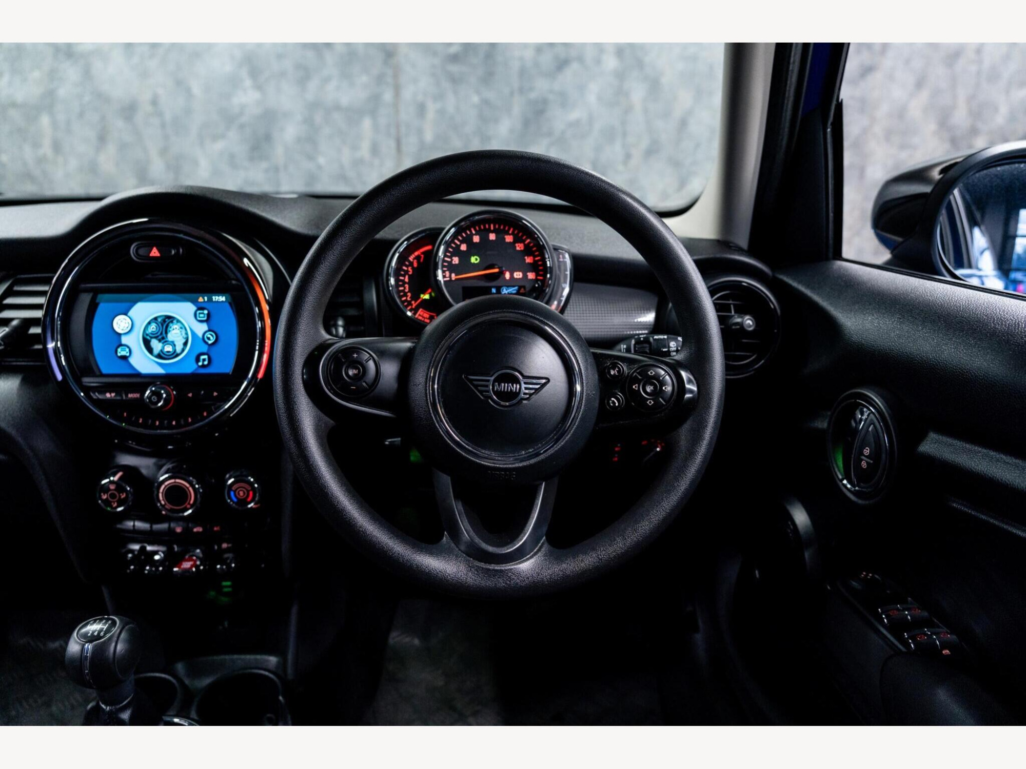 2019 MINI Hatch image 15