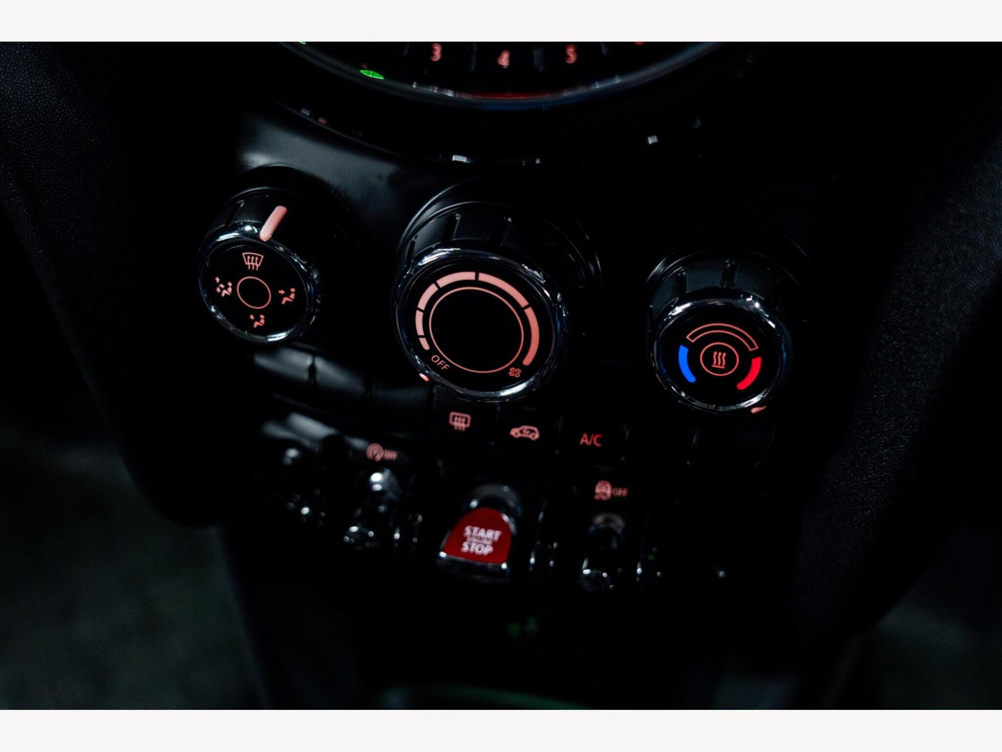 2019 MINI Hatch image 28