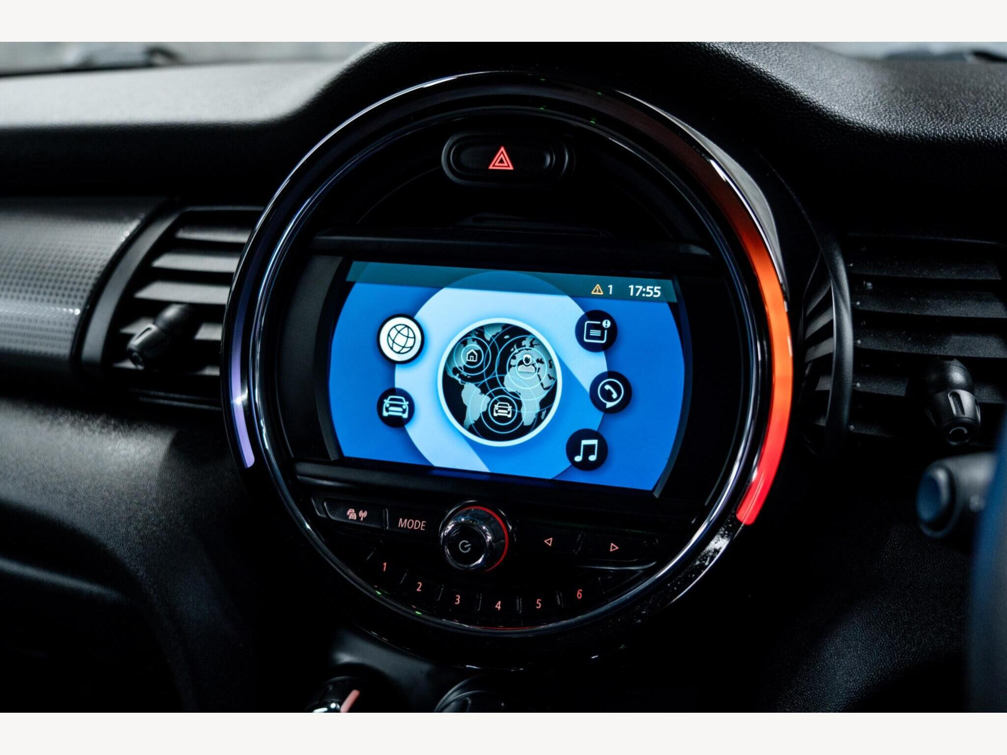 2019 MINI Hatch image 18