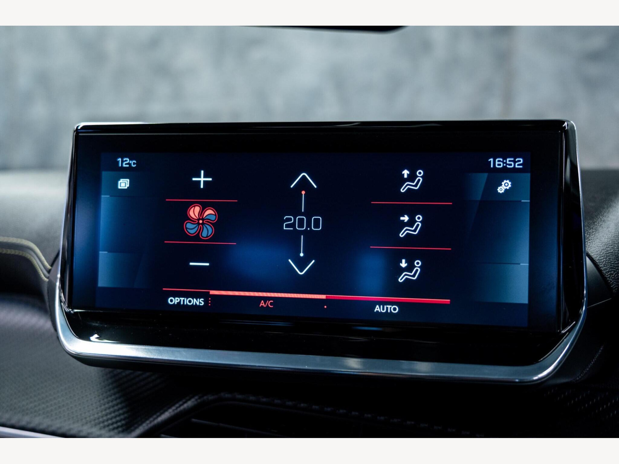 2020 Peugeot 2008 image 29