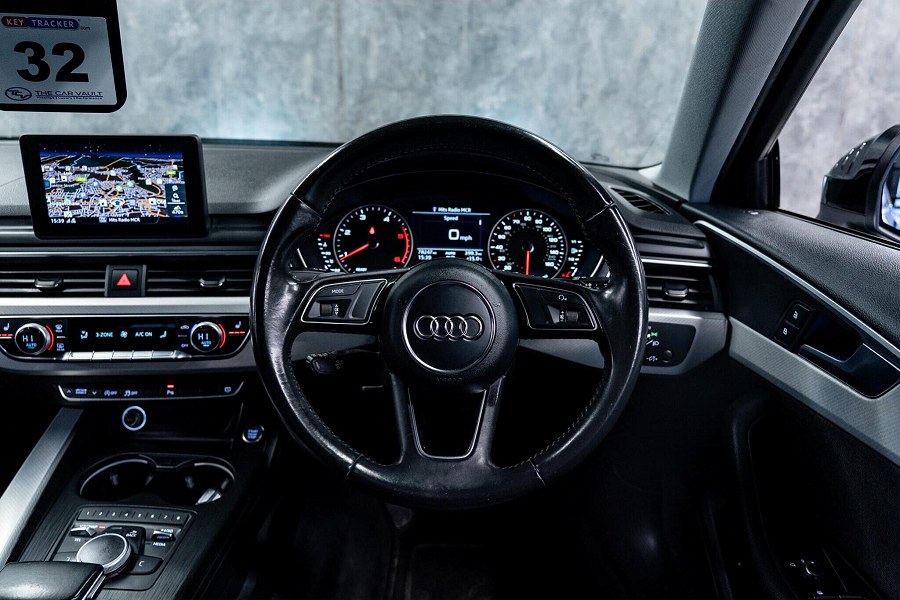 Audi A4 photo 2