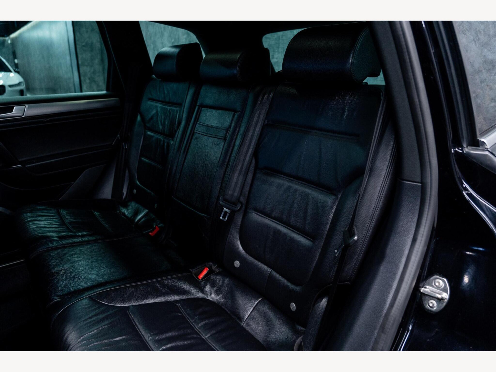 2016 Volkswagen Touareg image 39