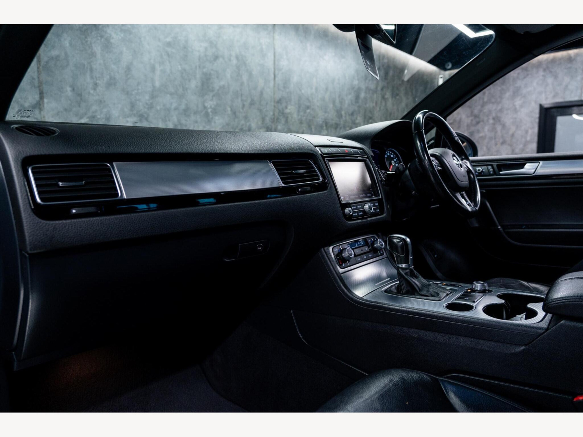 2016 Volkswagen Touareg image 34