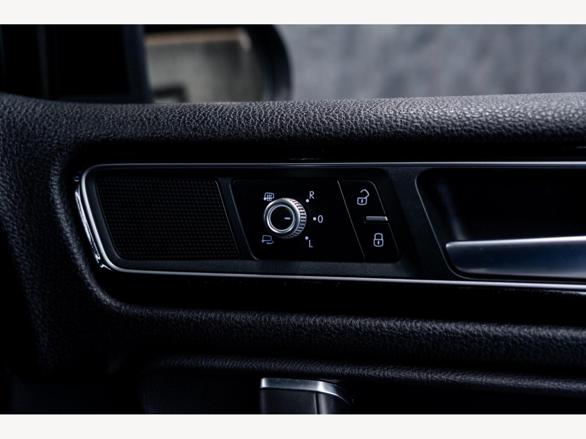 2016 Volkswagen Touareg image 32