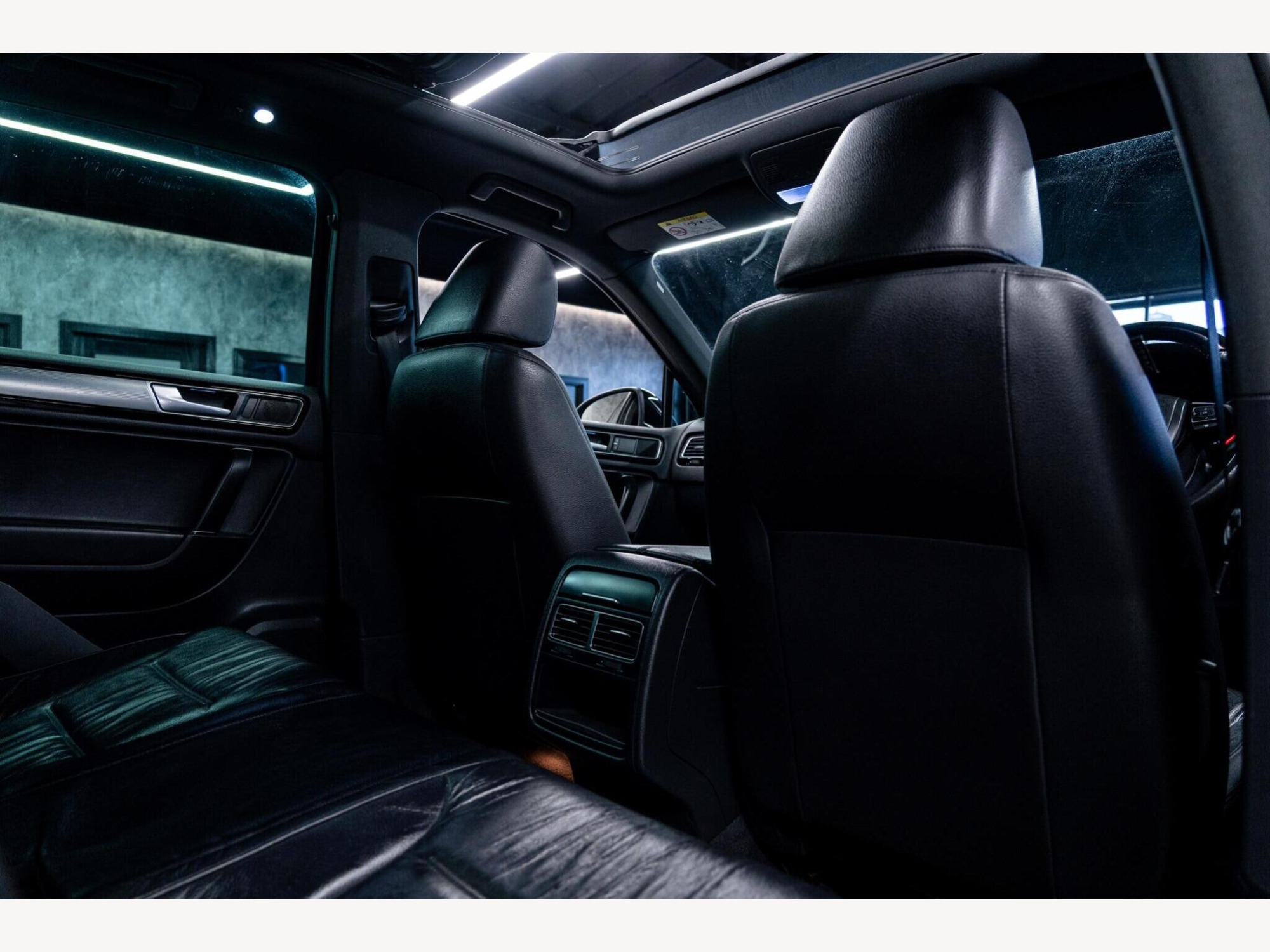 2016 Volkswagen Touareg image 37