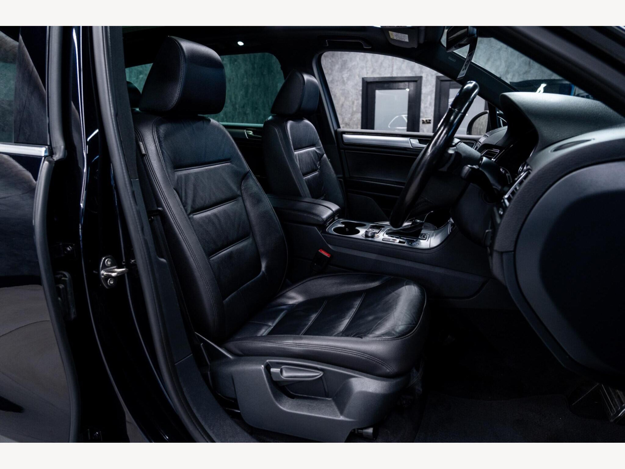2016 Volkswagen Touareg image 36