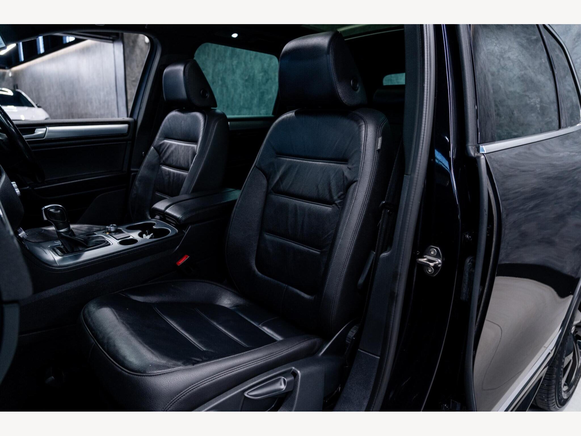 2016 Volkswagen Touareg image 38