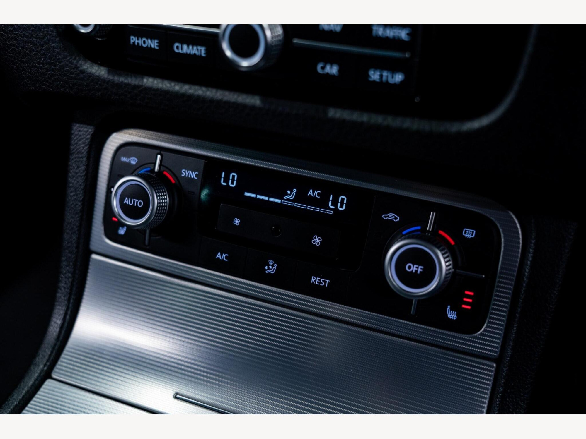 2016 Volkswagen Touareg image 28