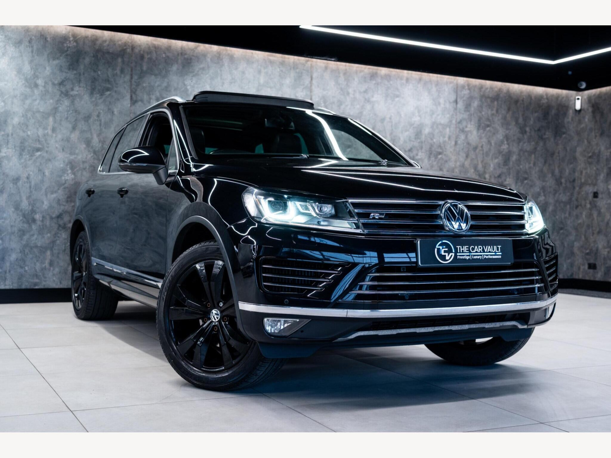 2016 Volkswagen Touareg image 1