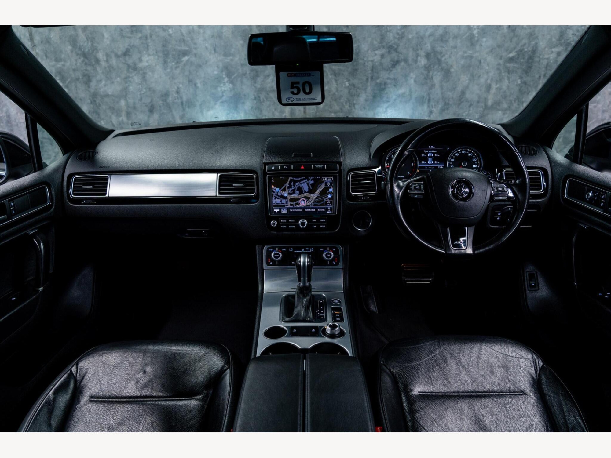 2016 Volkswagen Touareg image 2