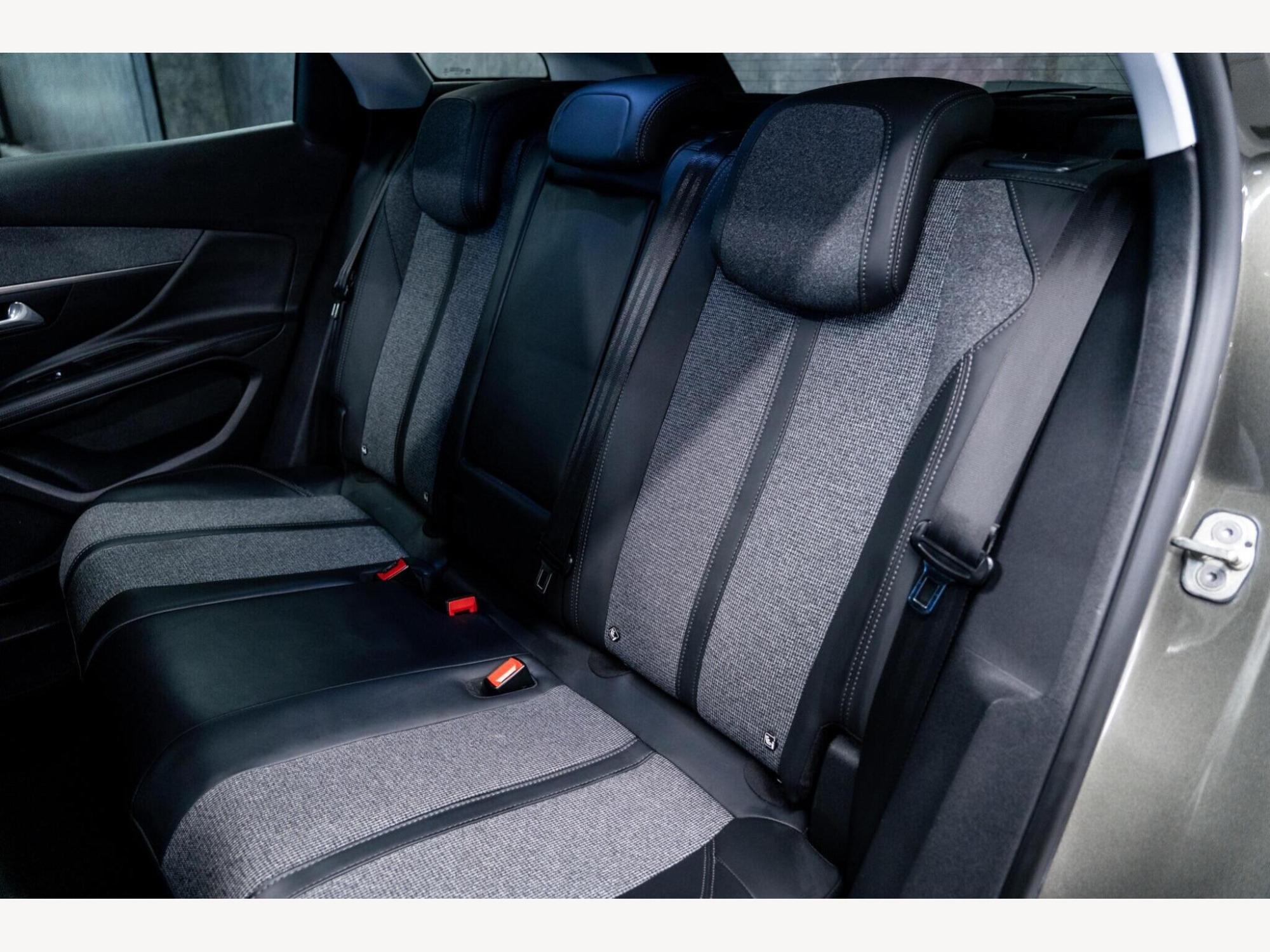 2017 Peugeot 3008 image 42