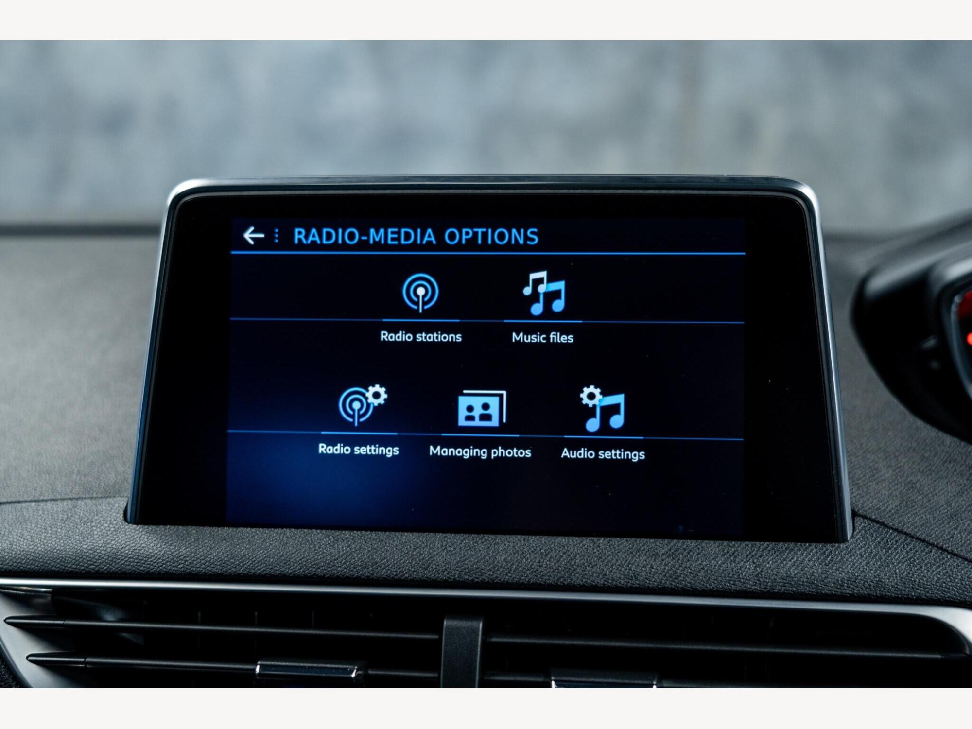 2017 Peugeot 3008 image 30