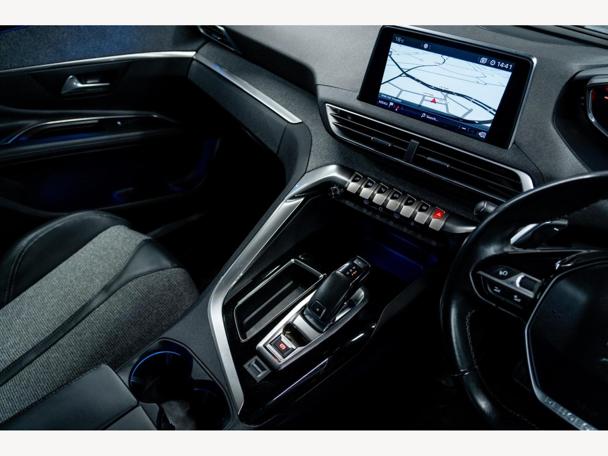 2017 Peugeot 3008 image 32