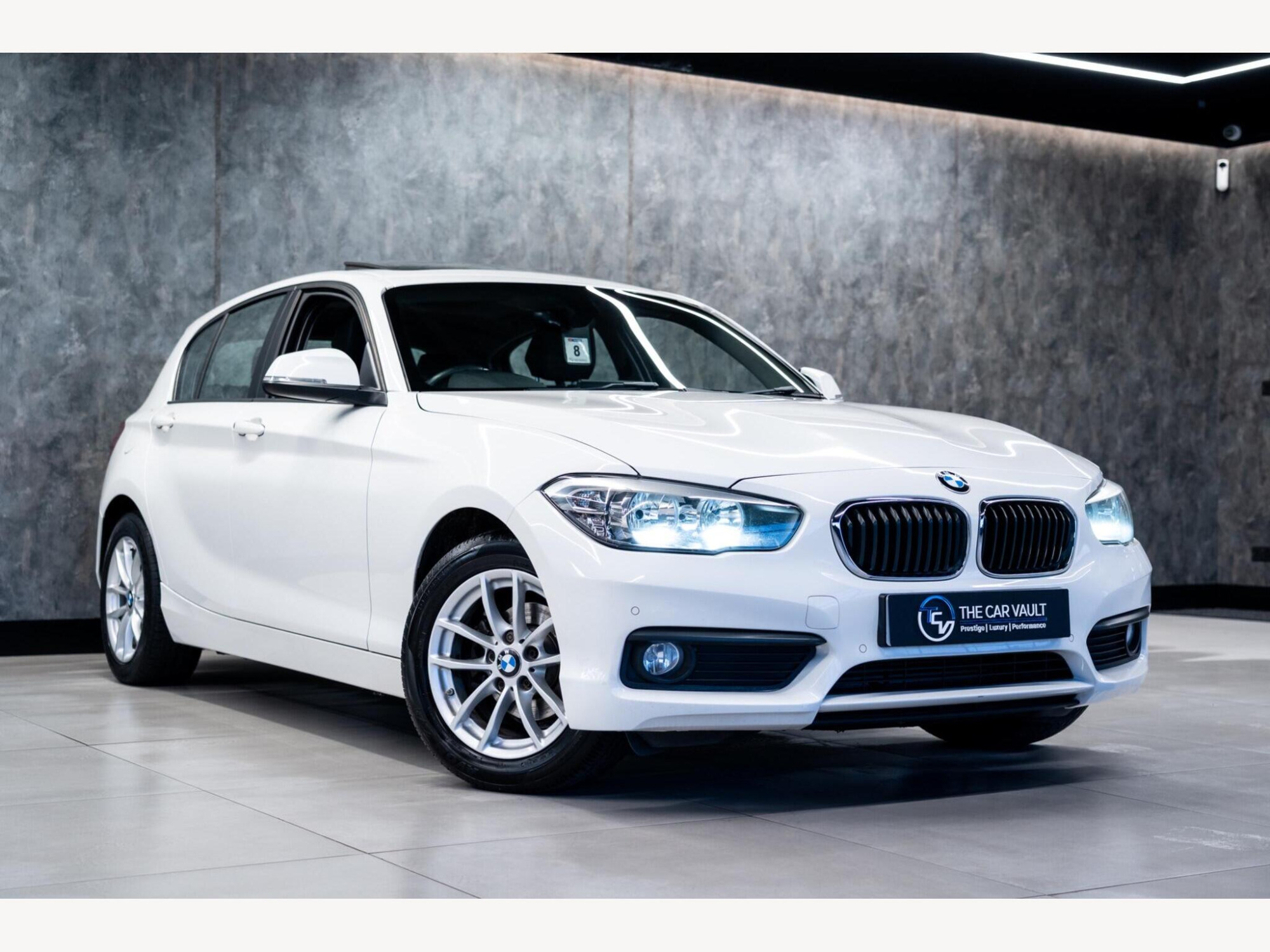 2016 BMW 1 Series image 1