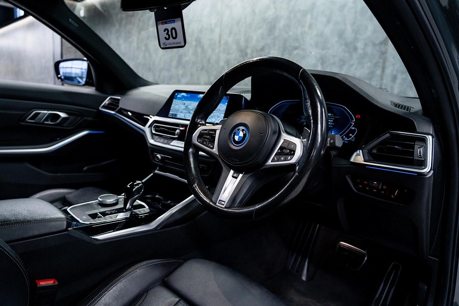 BMW 3 Series photo 2