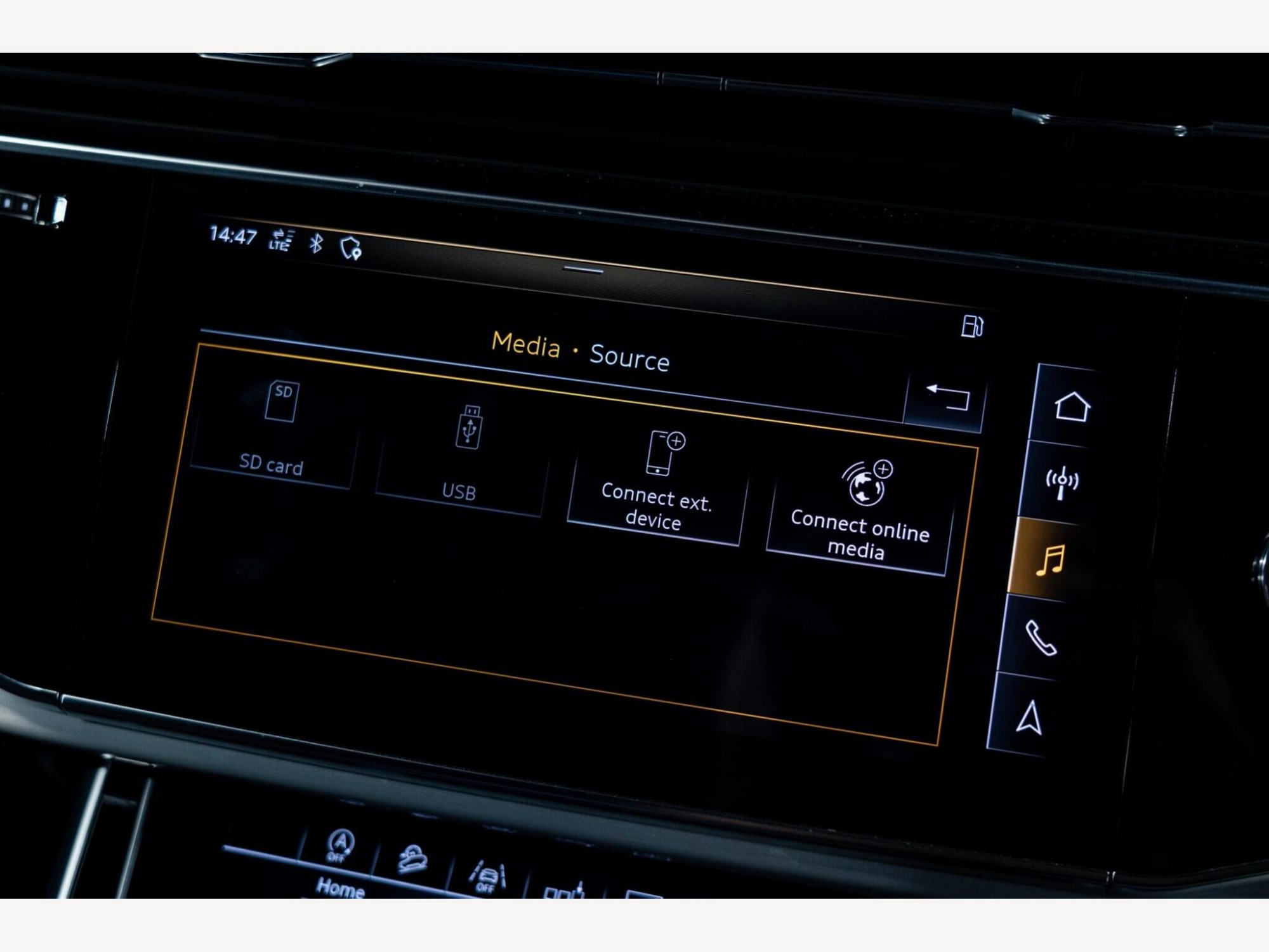 2019 Audi Q8 image 38
